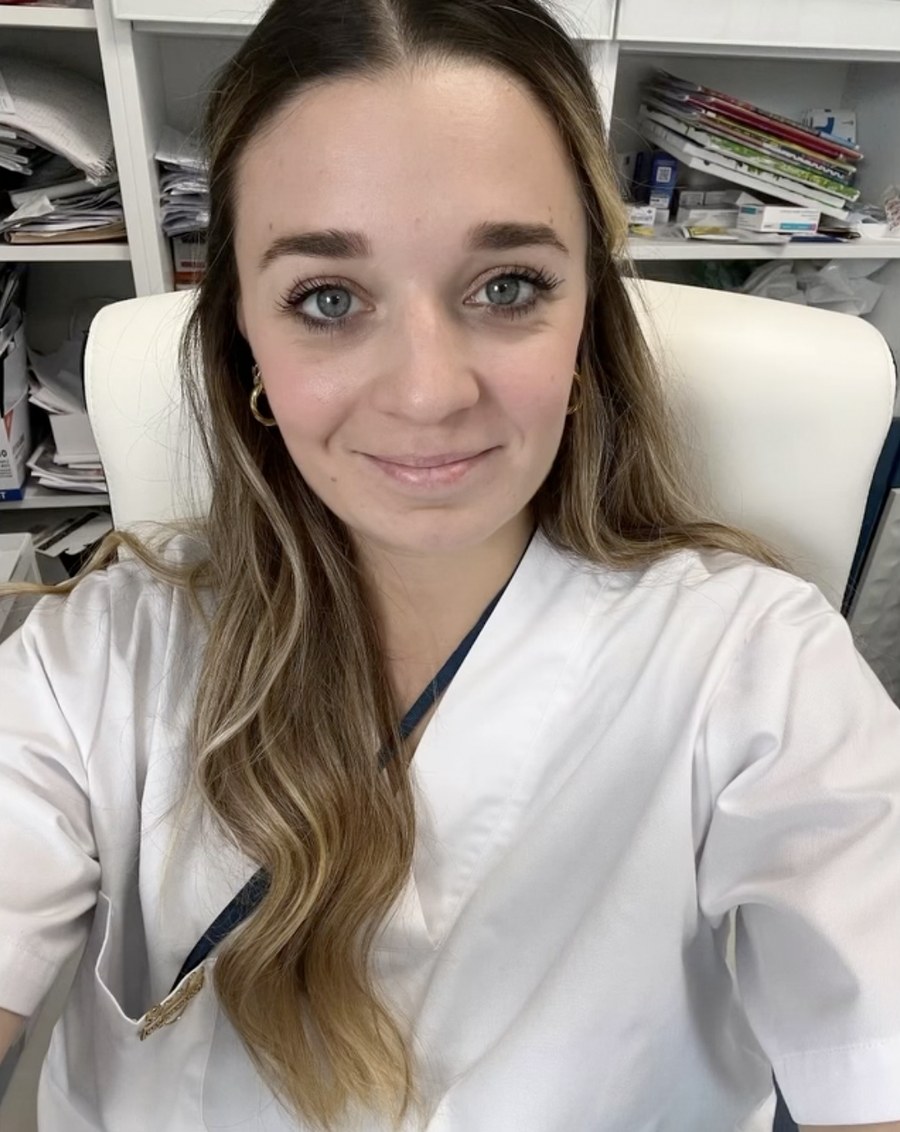 Ritratto della Dott.ssa Stefania Leone in camice nel suo studio